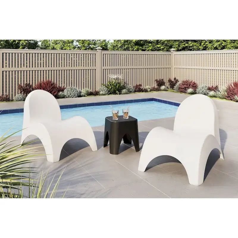 Angel Trumpet Chairs with Mallorca side table